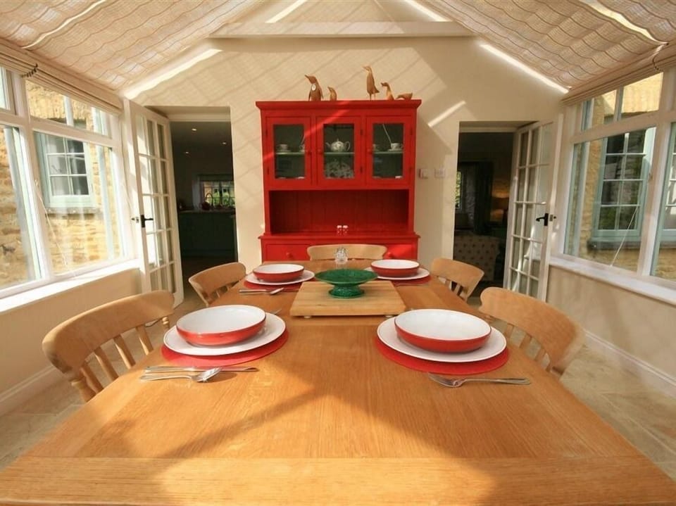 Cottage | Private kitchen | Dishwasher, cookware/dishes/utensils