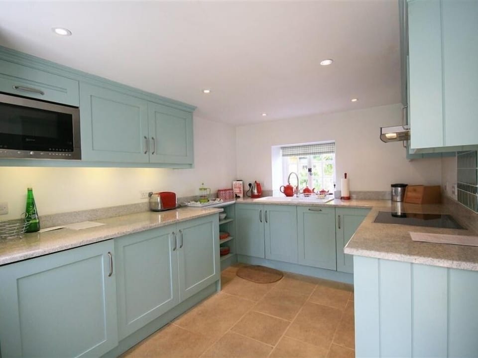 Cottage | Private kitchen | Dishwasher, cookware/dishes/utensils