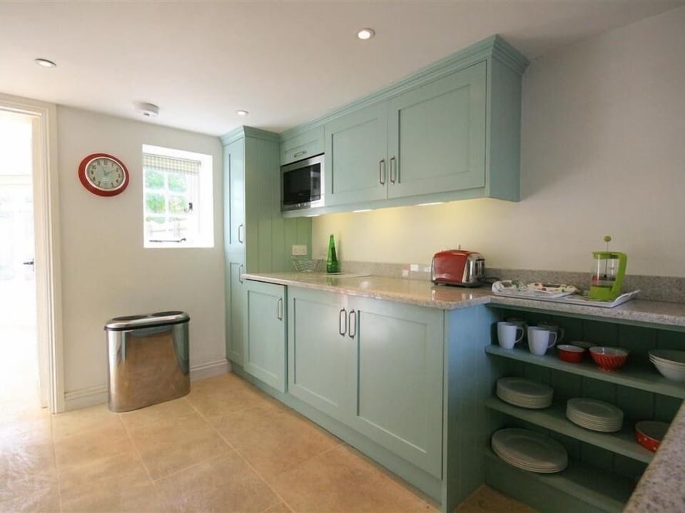 Cottage | Private kitchen | Dishwasher, cookware/dishes/utensils