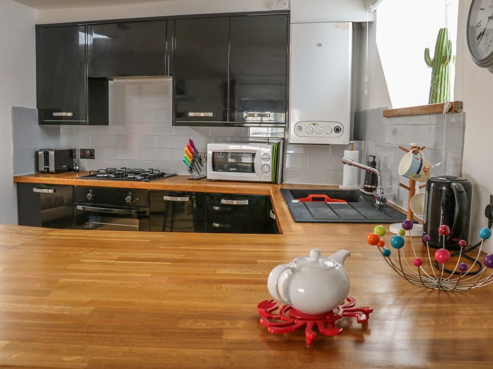 Cottage | Private kitchen | Fridge, stovetop, dishwasher, cookware/dishes/utensils