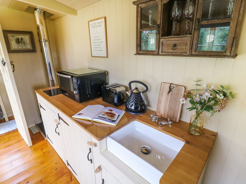 Cottage | Private kitchen | Fridge, microwave, stovetop, cookware/dishes/utensils
