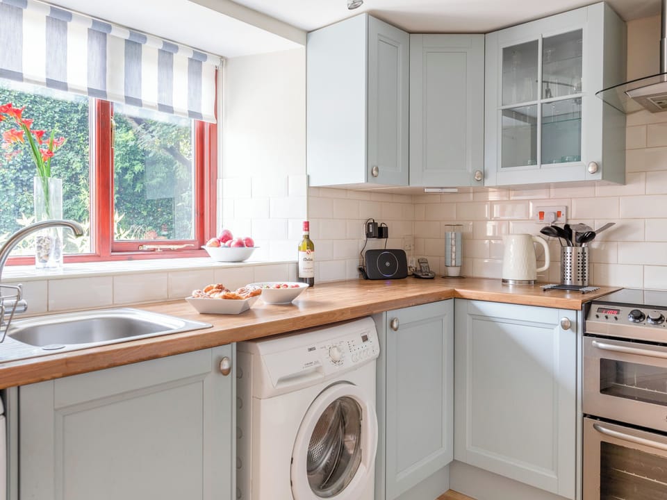 Cottage | Private kitchen | Microwave, stovetop, dishwasher, highchair