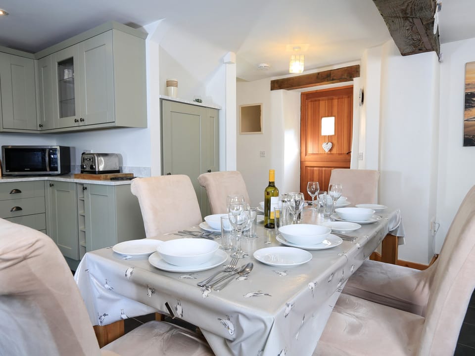 Cottage | Private kitchen | Dishwasher, cookware/dishes/utensils