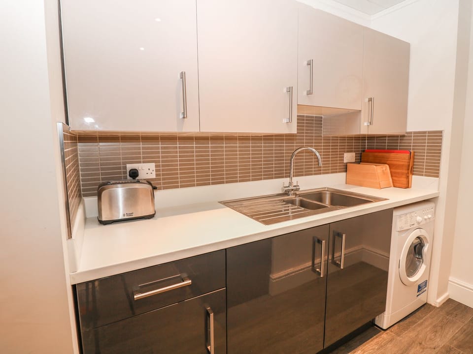 Cottage | Private kitchen | Microwave, stovetop, electric kettle, toaster