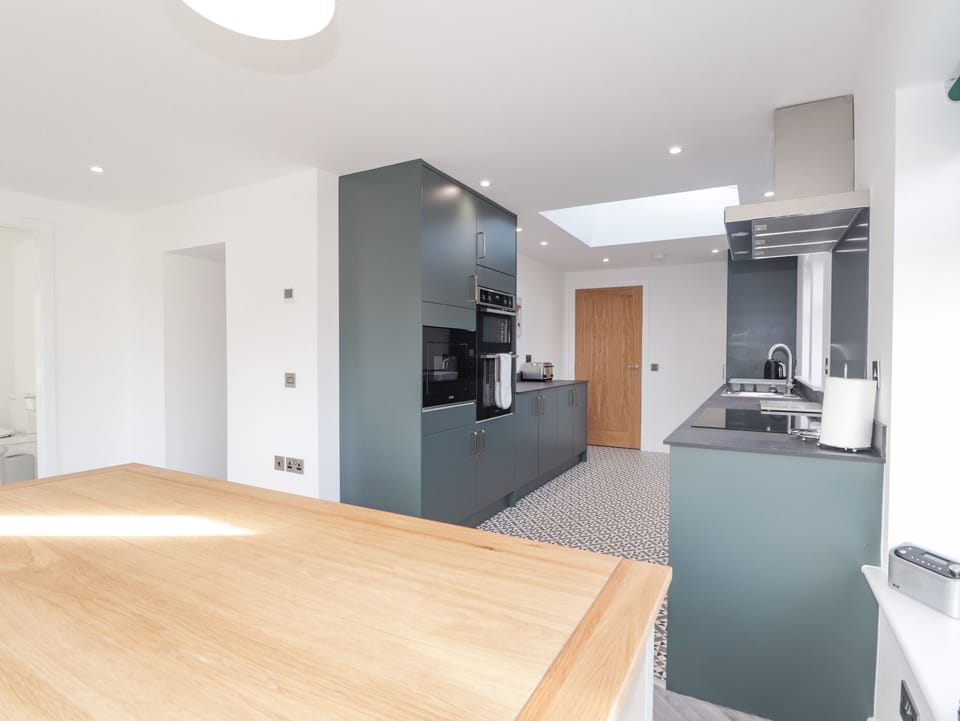 Cottage | Private kitchen | Fridge, dishwasher, electric kettle, toaster