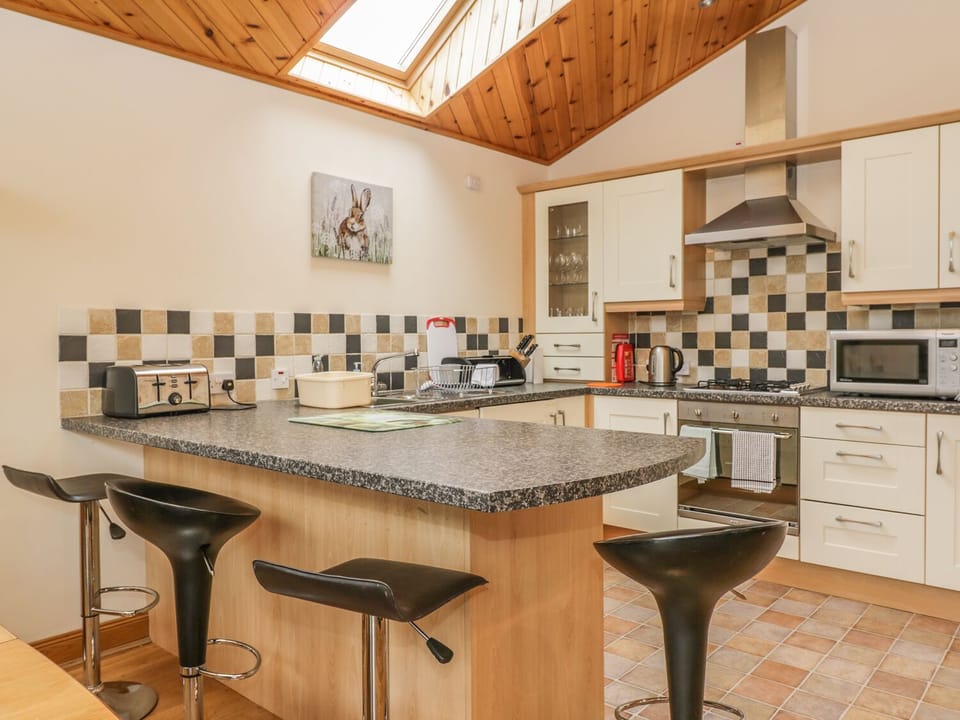 Cottage | Private kitchen | Fridge, dishwasher, cookware/dishes/utensils