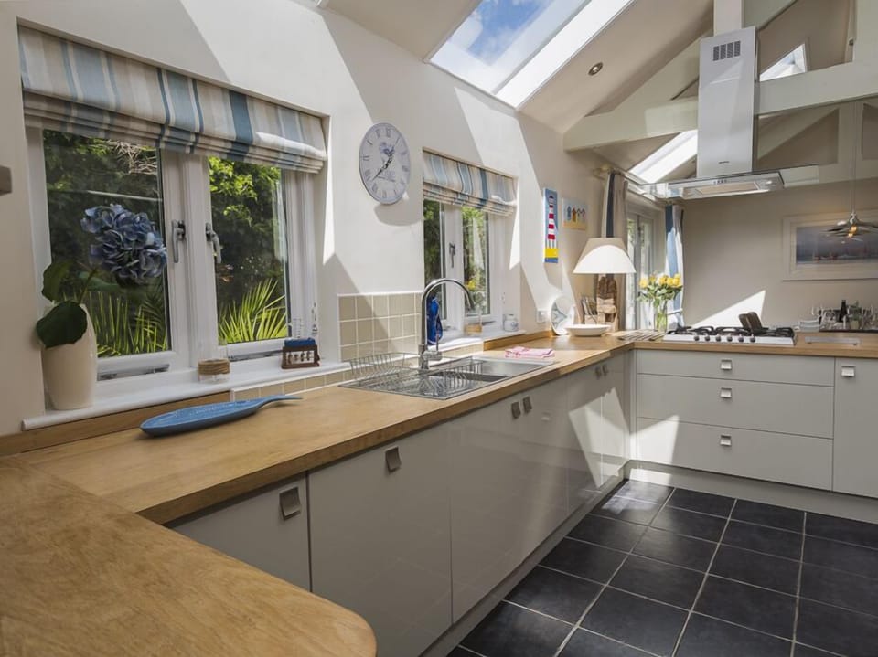 Cottage | Private kitchen | Dishwasher, cookware/dishes/utensils