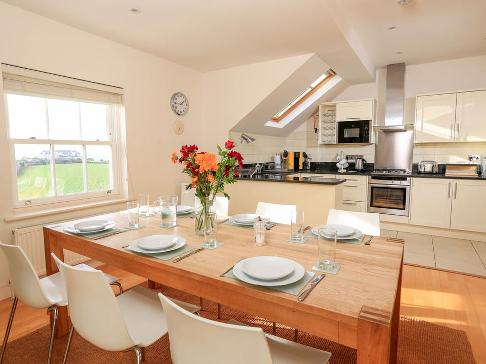 Cottage | Dining