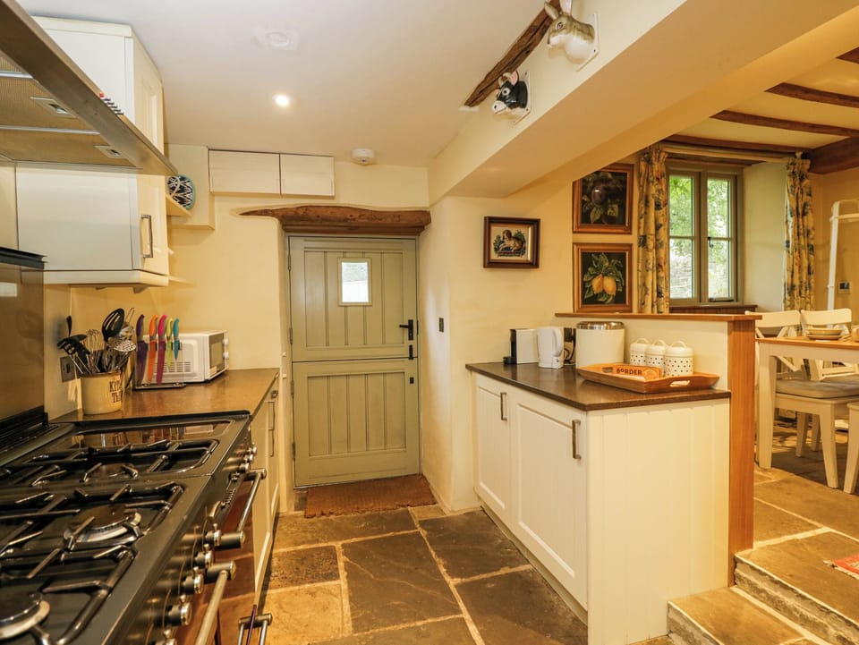 Cottage | Private kitchen | Fridge, microwave, dishwasher, cookware/dishes/utensils