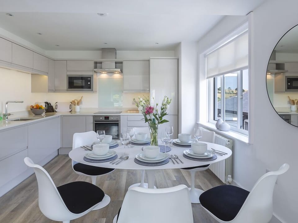 Cottage | Private kitchen | Stovetop, dishwasher, cookware/dishes/utensils