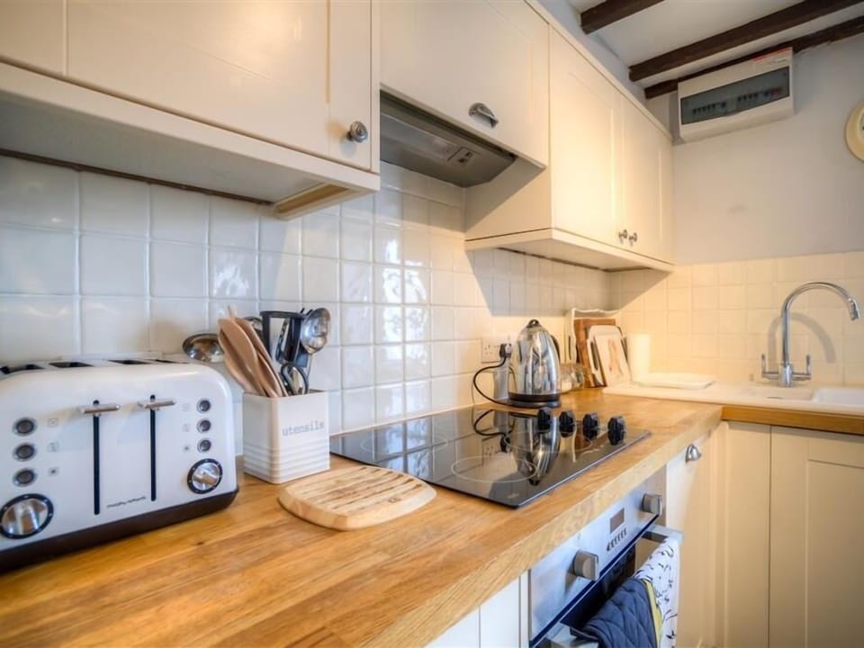 Cottage | Private kitchen | Fridge, microwave, stovetop, dishwasher