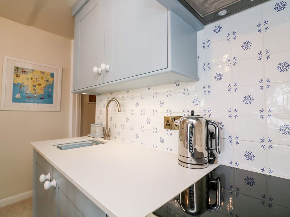 Cottage | Private kitchen | Fridge, cookware/dishes/utensils