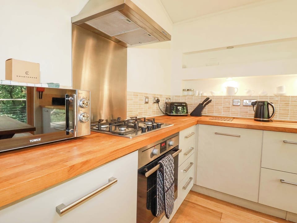 Cottage | Private kitchen | Microwave, stovetop, dishwasher, highchair