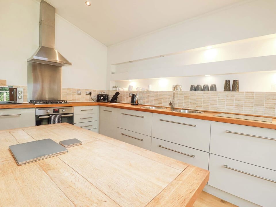 Cottage | Private kitchen | Microwave, stovetop, dishwasher, highchair