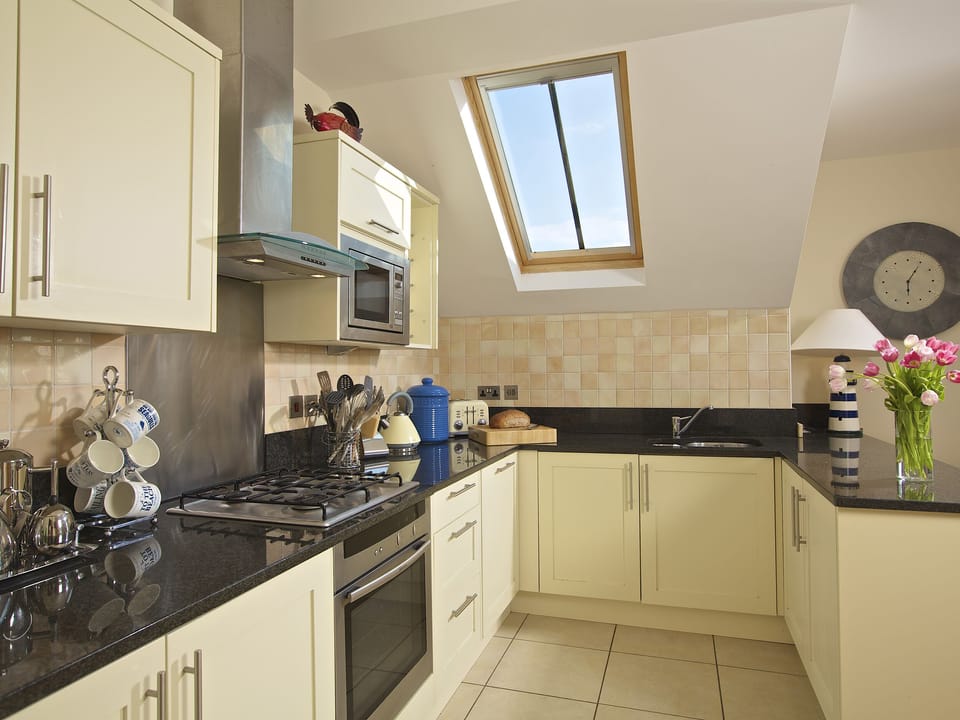 Cottage | Private kitchen | Fridge, microwave, dishwasher, cookware/dishes/utensils