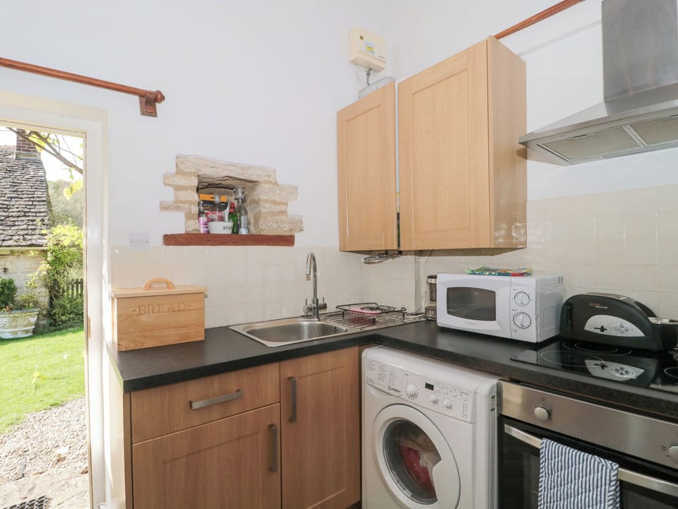 Cottage | Private kitchen | Fridge, microwave, stovetop, electric kettle