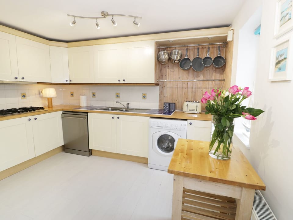 Cottage | Private kitchen | Fridge, microwave, stovetop, dishwasher