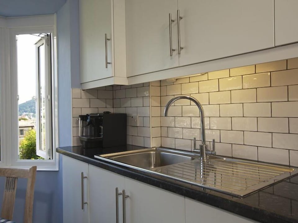 Cottage | Private kitchen | Dishwasher, cookware/dishes/utensils