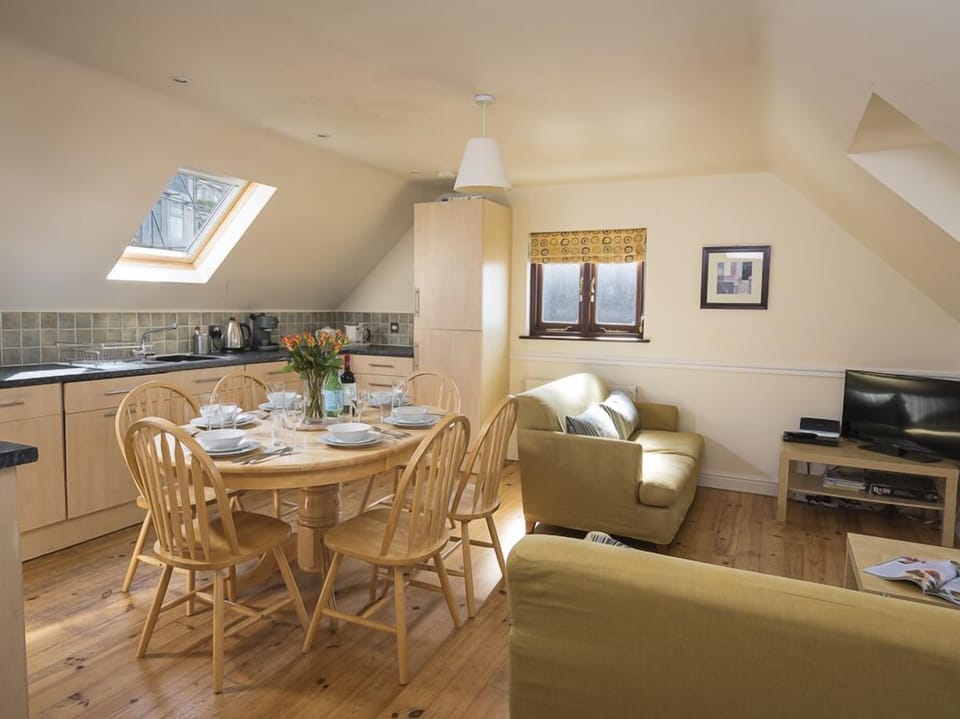 Cottage | Private kitchen | Fridge, dishwasher, cookware/dishes/utensils