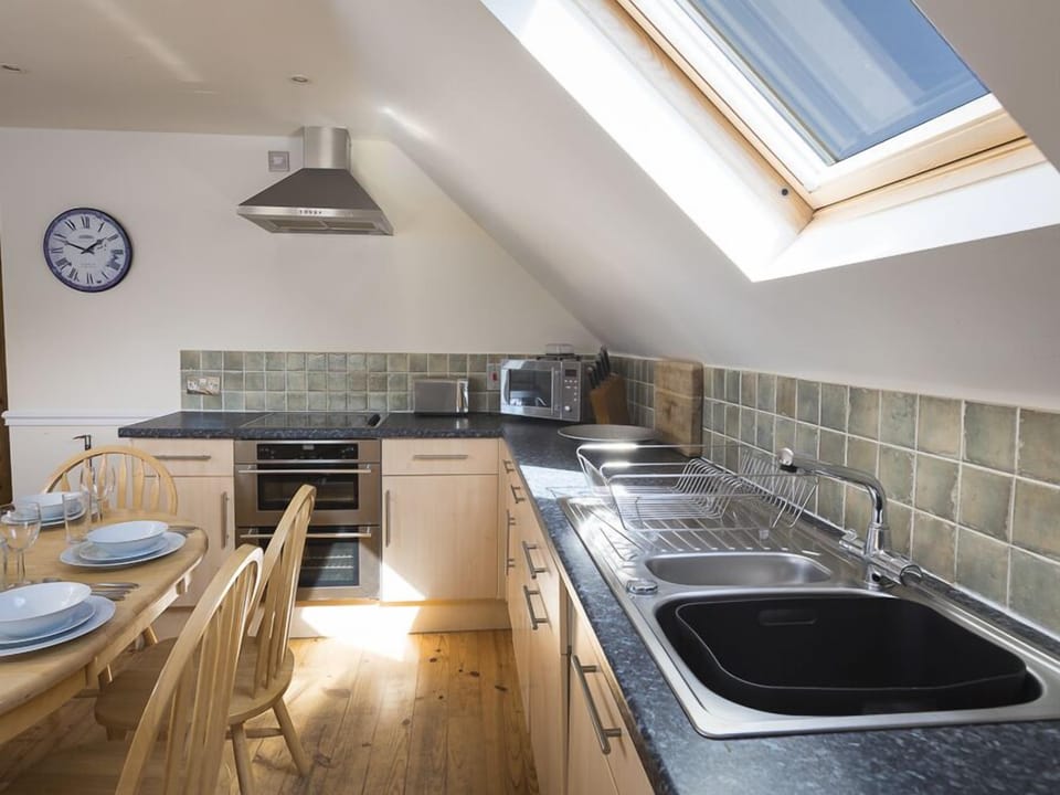 Cottage | Private kitchen | Fridge, dishwasher, cookware/dishes/utensils