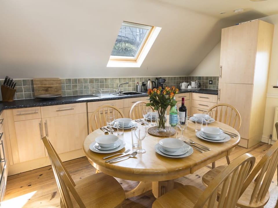 Cottage | Private kitchen | Fridge, dishwasher, cookware/dishes/utensils