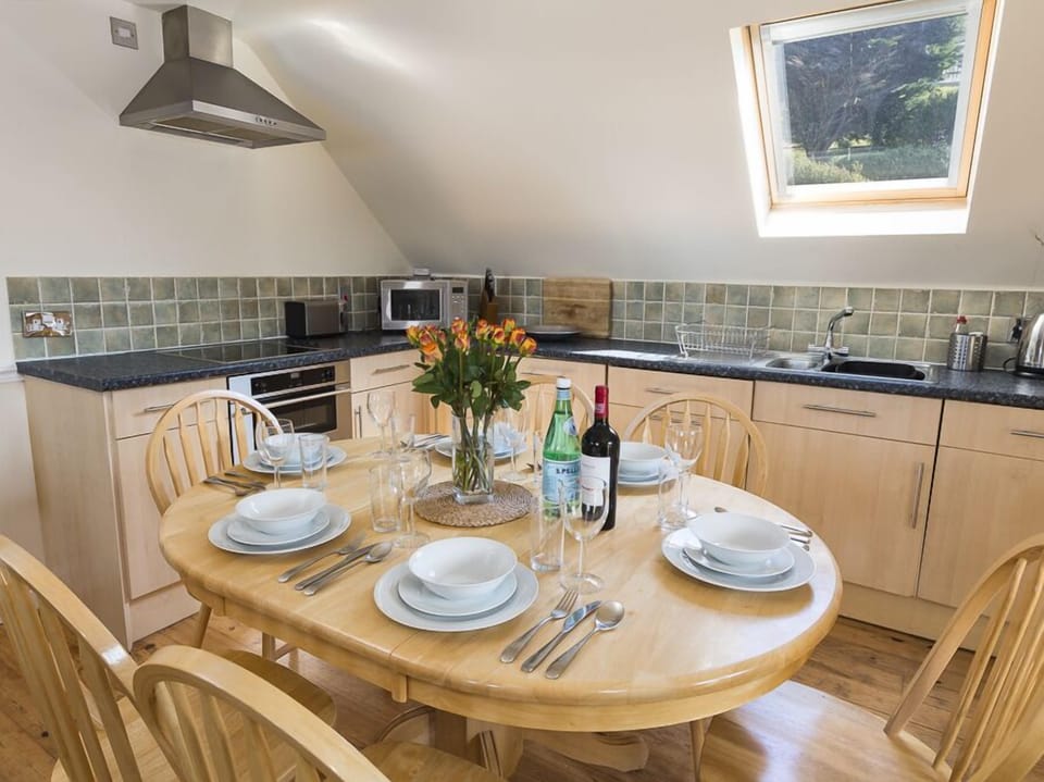 Cottage | Private kitchen | Fridge, dishwasher, cookware/dishes/utensils