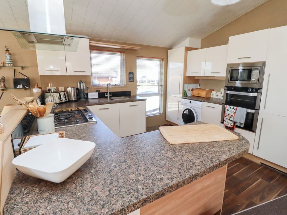 Cottage | Private kitchen | Fridge, microwave, stovetop, dishwasher