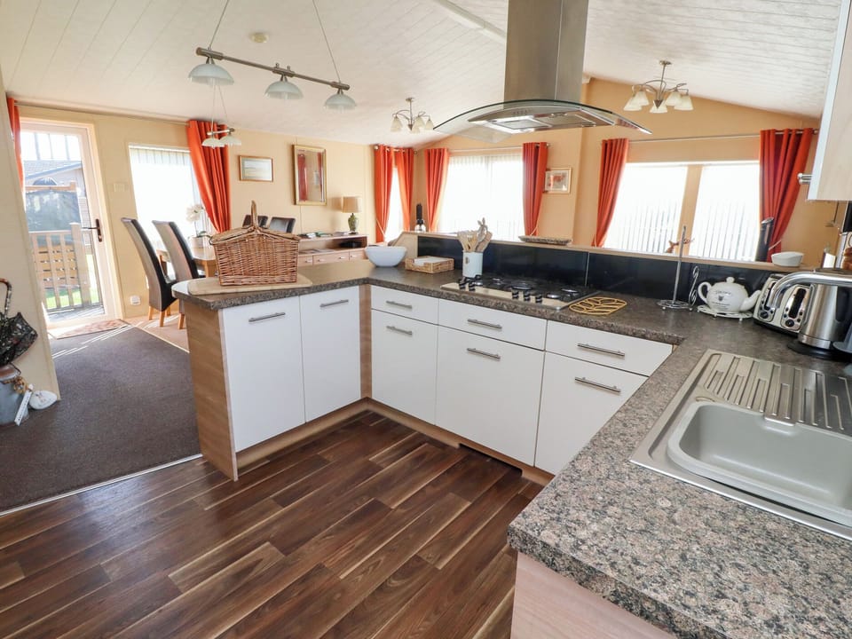 Cottage | Private kitchen | Fridge, microwave, stovetop, dishwasher