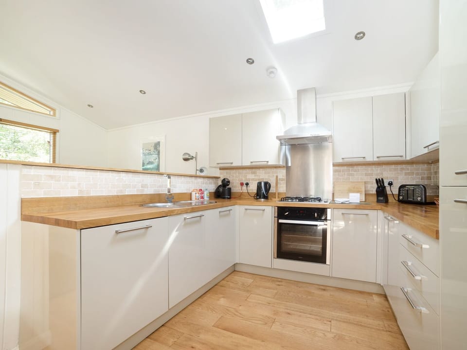 Cottage | Private kitchen | Microwave, stovetop, dishwasher, highchair