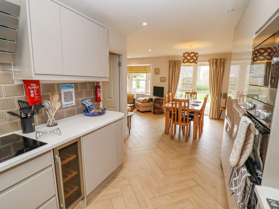 Cottage | Private kitchen | Fridge, oven, stovetop, dishwasher