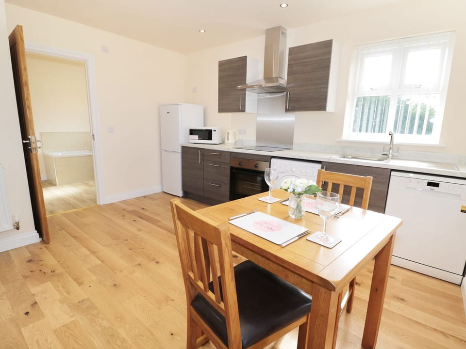 Cottage | Private kitchen | Microwave, stovetop, dishwasher, cookware/dishes/utensils