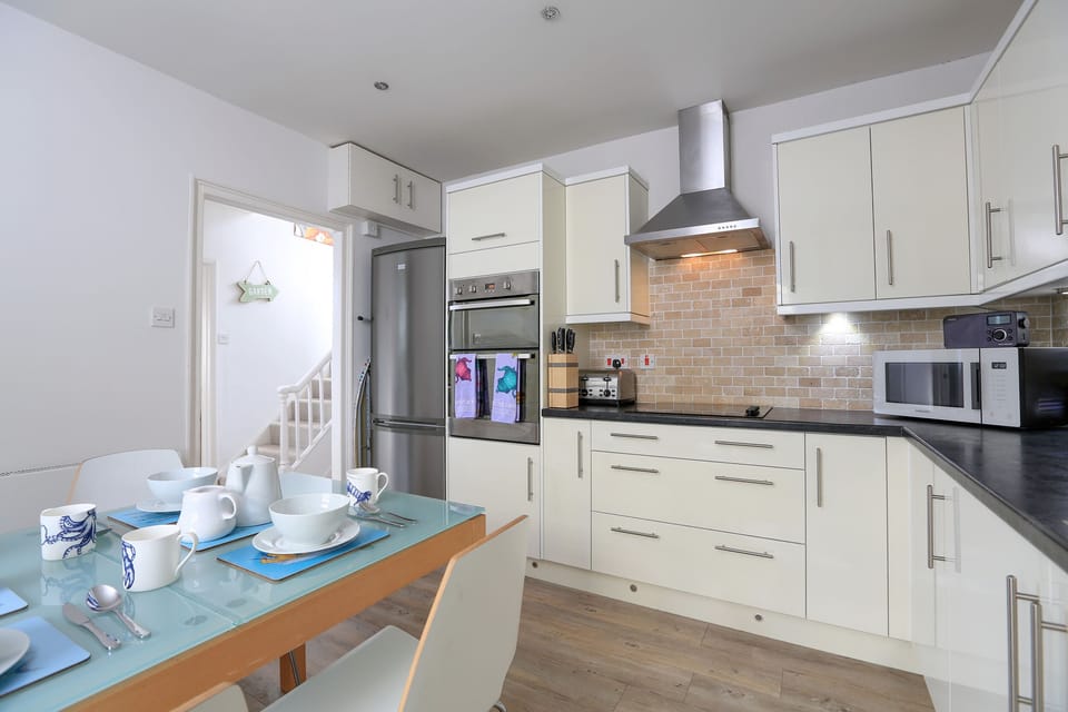 Cottage | Private kitchen | Stovetop, dishwasher, cookware/dishes/utensils