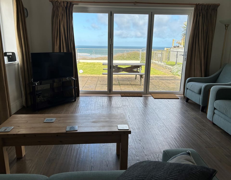 Cottage | Living area | TV