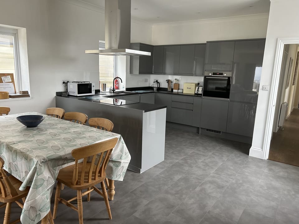 Cottage | Private kitchen | Stovetop, dishwasher, highchair, cookware/dishes/utensils