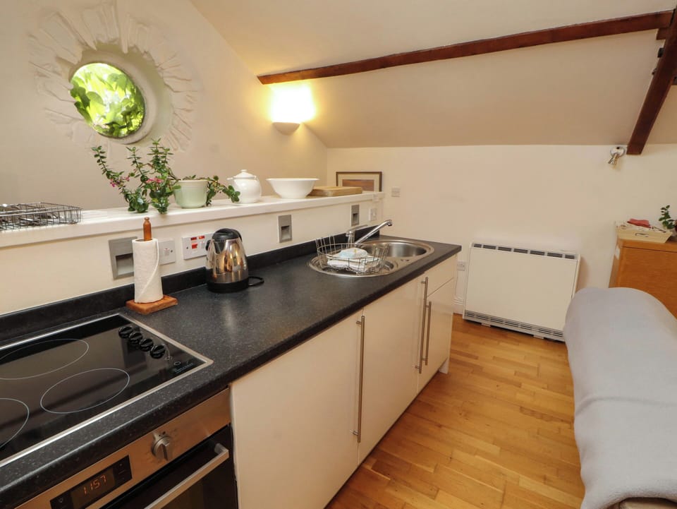 Cottage | Private kitchen | Fridge, stovetop, cookware/dishes/utensils