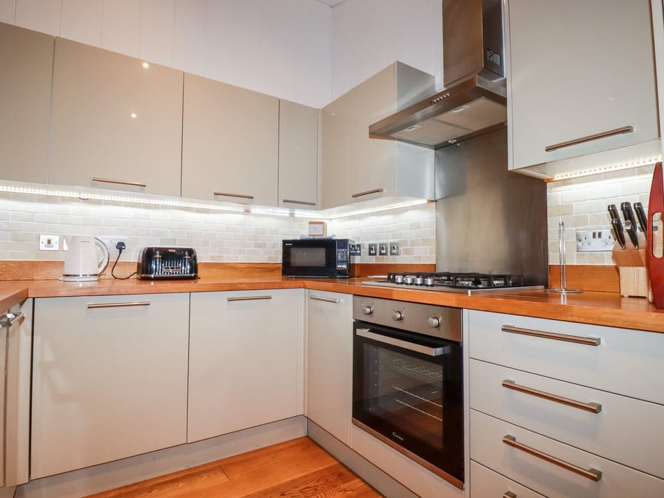 Cottage | Private kitchen | Fridge, microwave, dishwasher, cookware/dishes/utensils
