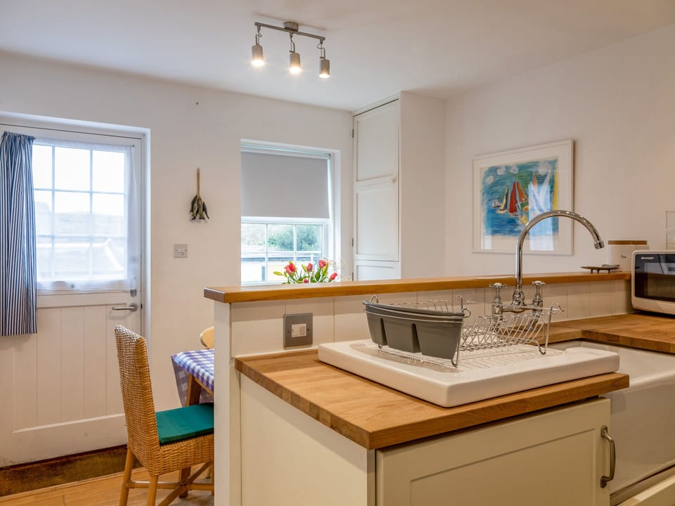 Cottage | Private kitchen | Fridge, microwave, stovetop, cookware/dishes/utensils