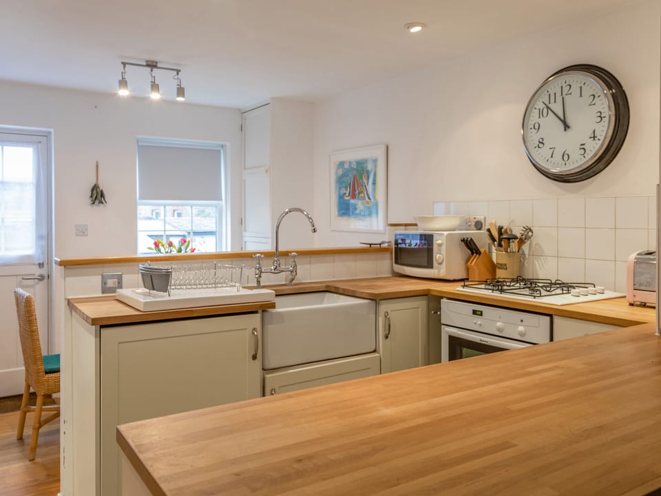 Cottage | Private kitchen | Fridge, microwave, stovetop, cookware/dishes/utensils