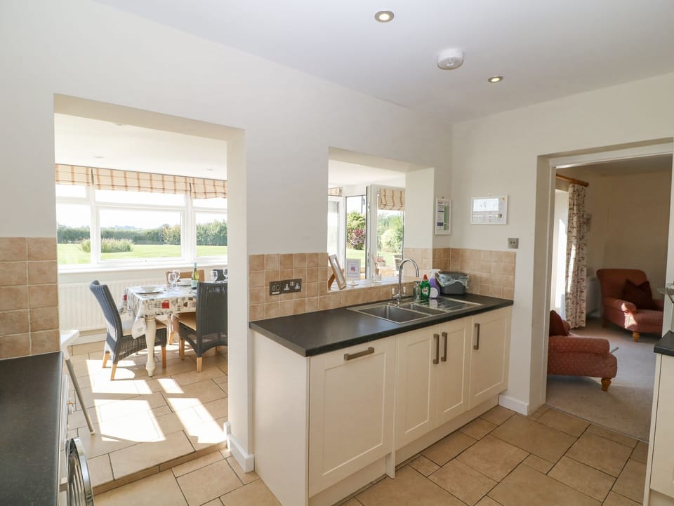 Cottage | Private kitchen | Fridge, microwave, stovetop, dishwasher