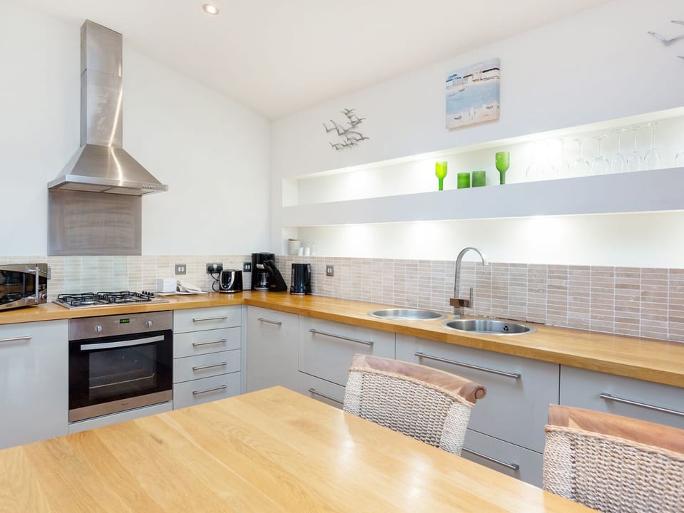 Cottage | Private kitchen | Microwave, stovetop, dishwasher, electric kettle
