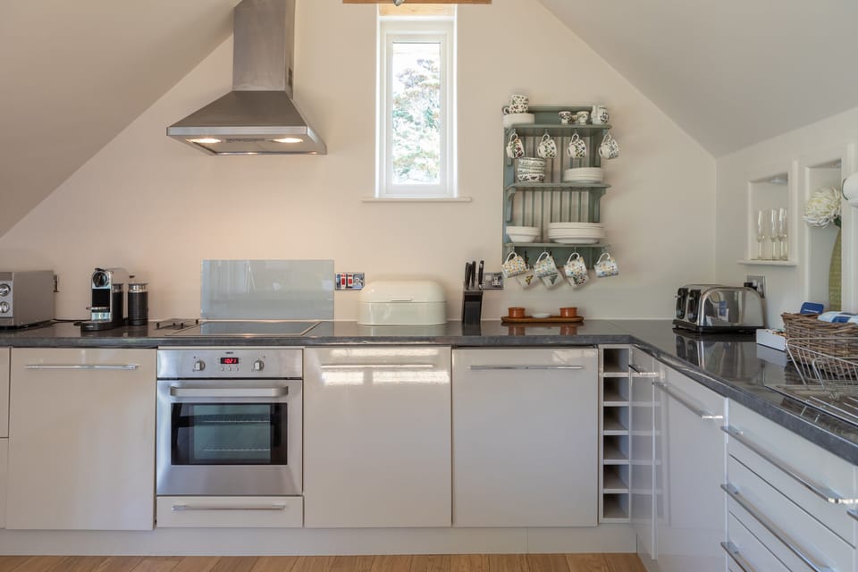 Cottage | Private kitchen | Dishwasher, cookware/dishes/utensils