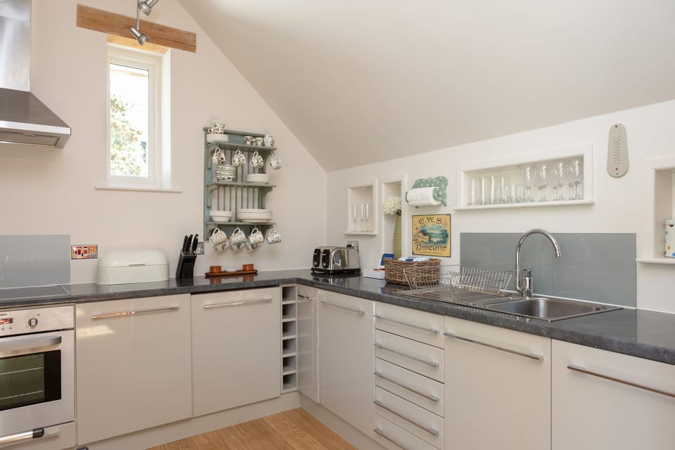 Cottage | Private kitchen | Dishwasher, cookware/dishes/utensils