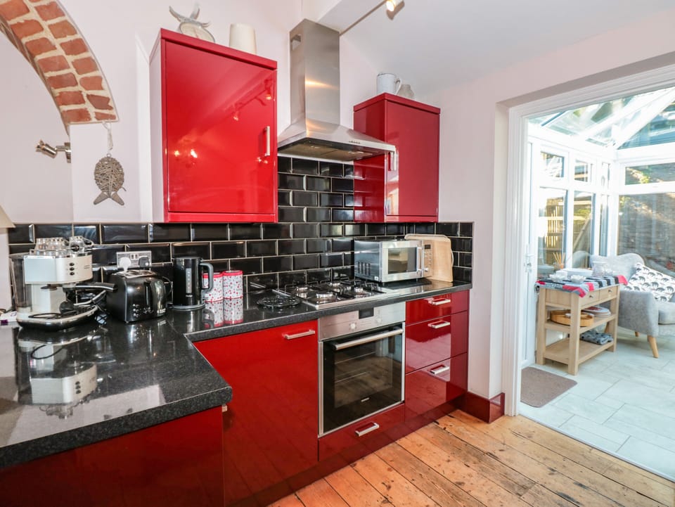Cottage | Private kitchen | Fridge, microwave, stovetop, dishwasher