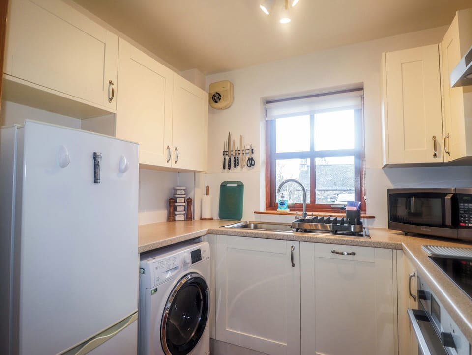 Cottage | Private kitchen | Microwave, stovetop, dishwasher, cookware/dishes/utensils