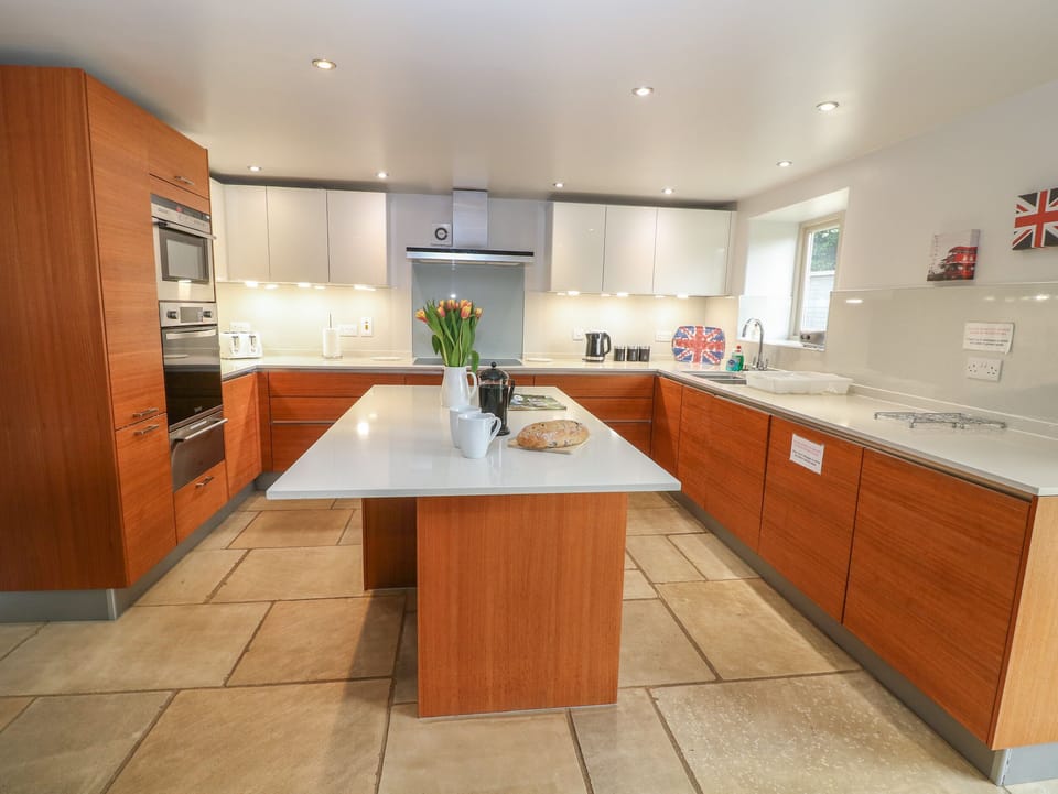 Cottage | Private kitchen | Dishwasher, cookware/dishes/utensils