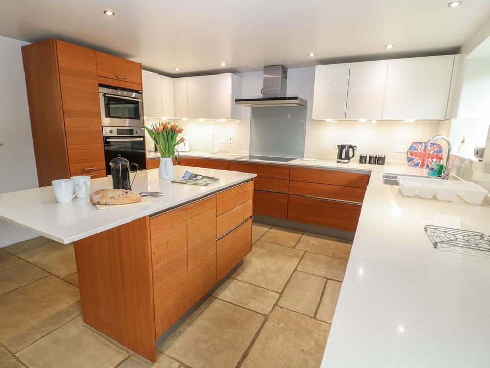 Cottage | Private kitchen | Dishwasher, cookware/dishes/utensils
