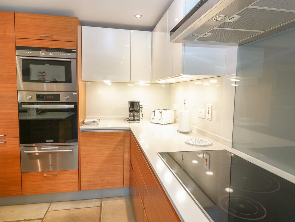 Cottage | Private kitchen | Dishwasher, cookware/dishes/utensils