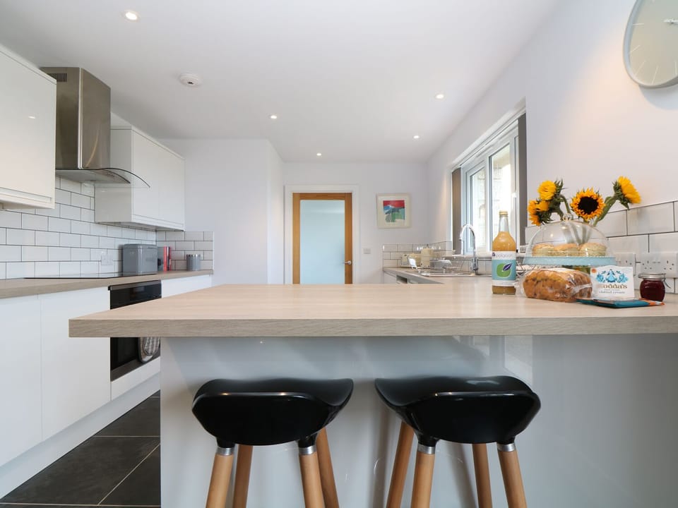 Cottage | Private kitchen | Stovetop, dishwasher, highchair, cookware/dishes/utensils