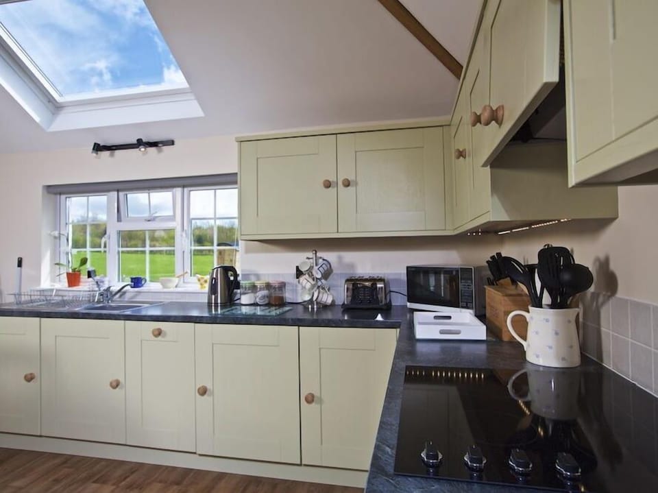 Cottage | Private kitchen | Fridge, microwave, stovetop, dishwasher