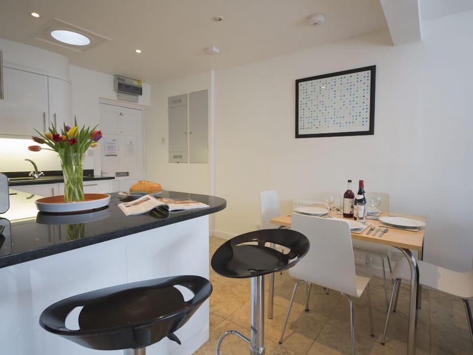 Cottage | Private kitchen | Fridge, stovetop, highchair, cookware/dishes/utensils